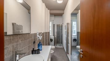 Een douche, een haardroger, een bidet, handdoeken