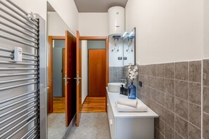 Douche, sèche-cheveux, bidet, serviettes fournies