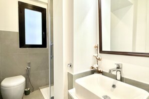 Shower, bidet, shampoo
