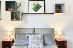 2 habitaciones y tabla de planchar con plancha