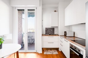 Horno, parrilla de estufa, lavavajillas y tetera eléctrica 