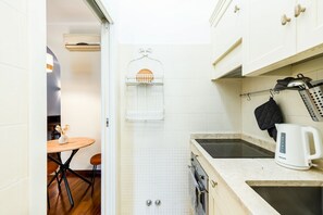 Fridge, microwave, oven, stovetop - Loft with private garden at navigli (Milan)