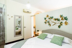 2 bedrooms, desk, iron/ironing board, WiFi