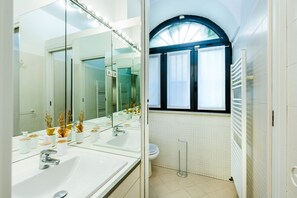 Douche, sèche-cheveux, bidet, serviettes fournies