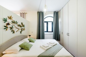 2 bedrooms, desk, iron/ironing board, WiFi