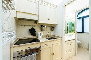 Fridge, microwave, oven, stovetop - Loft with private garden at navigli (Milan)