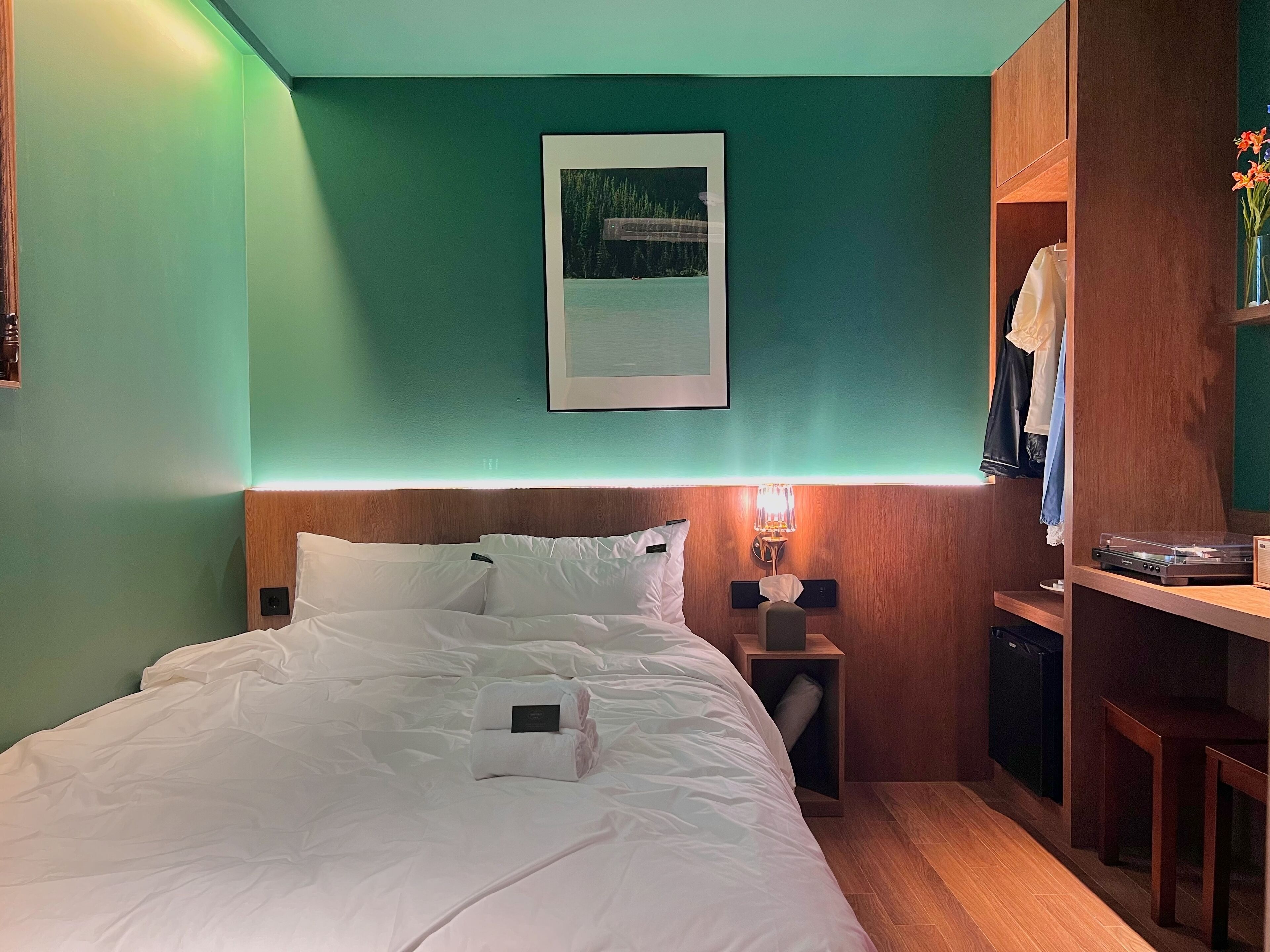 Deluxe-Doppelzimmer, 1 Queen-Bett, Nichtraucher, eigenes Bad | Schreibtisch, laptopgeeigneter Arbeitsplatz, kostenloses WLAN