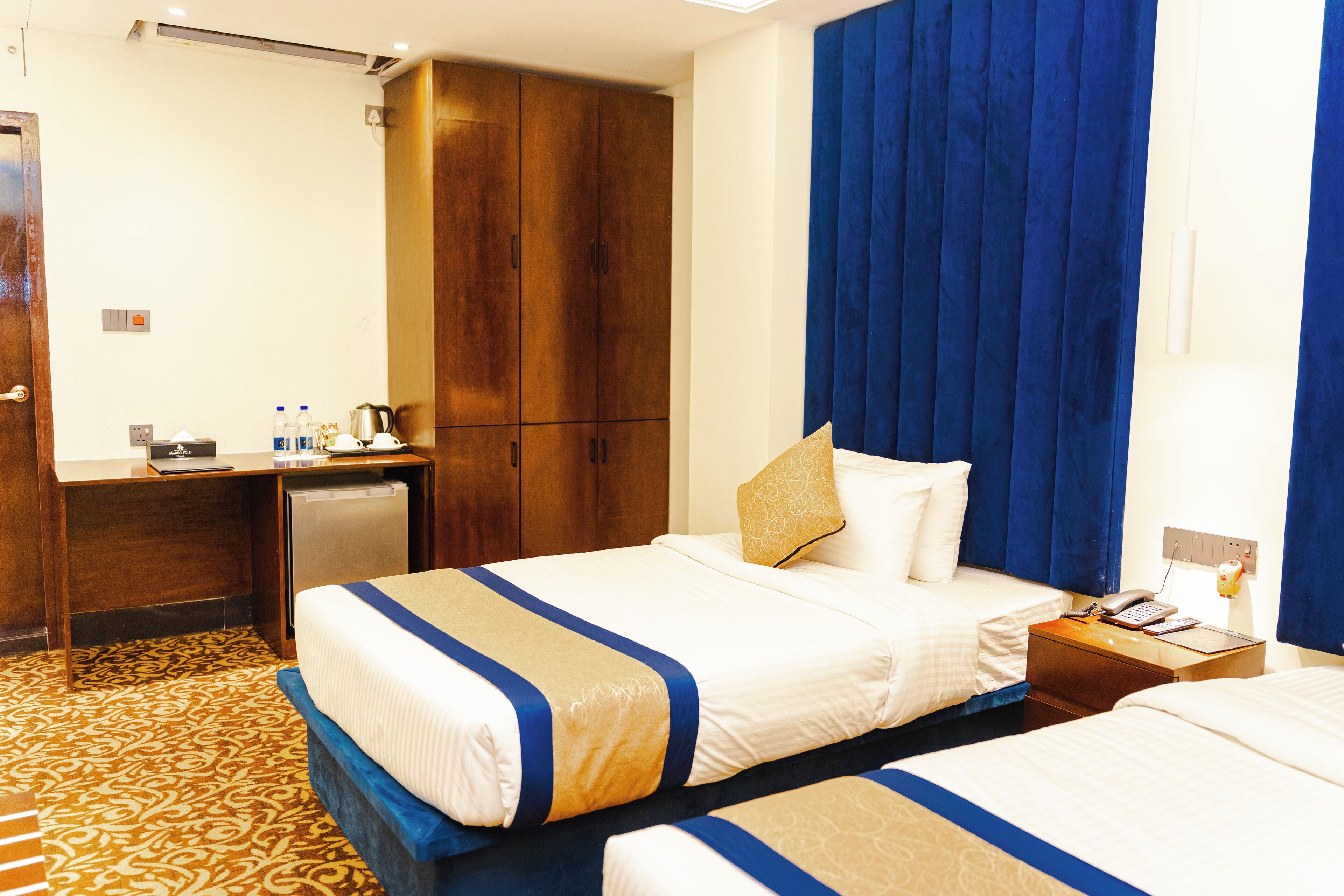 Habitación Deluxe con 2 camas individuales, vistas a la ciudad | Caja fuerte, escritorio, espacio para trabajar con un portátil