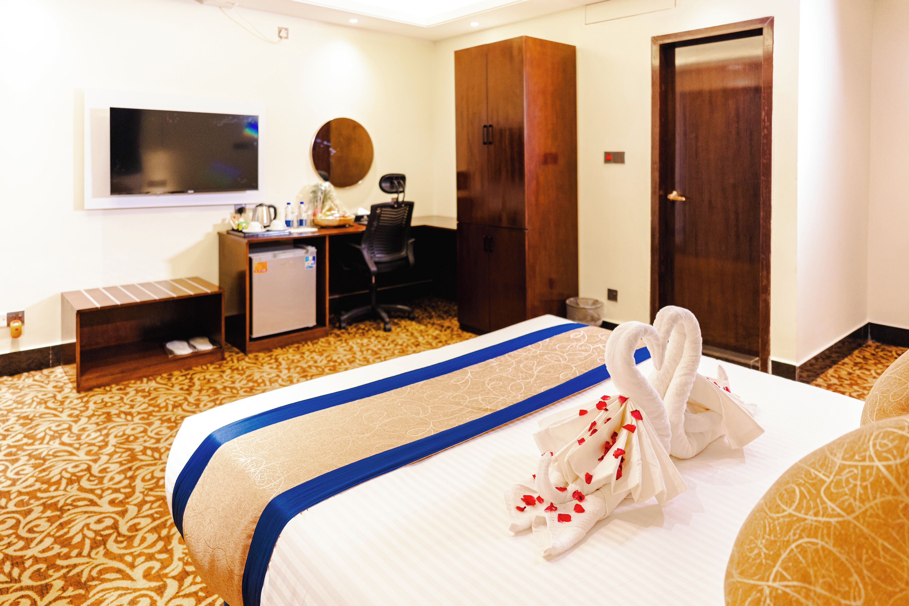 Habitación Deluxe doble, vistas a la ciudad | Caja fuerte, escritorio, espacio para trabajar con un portátil