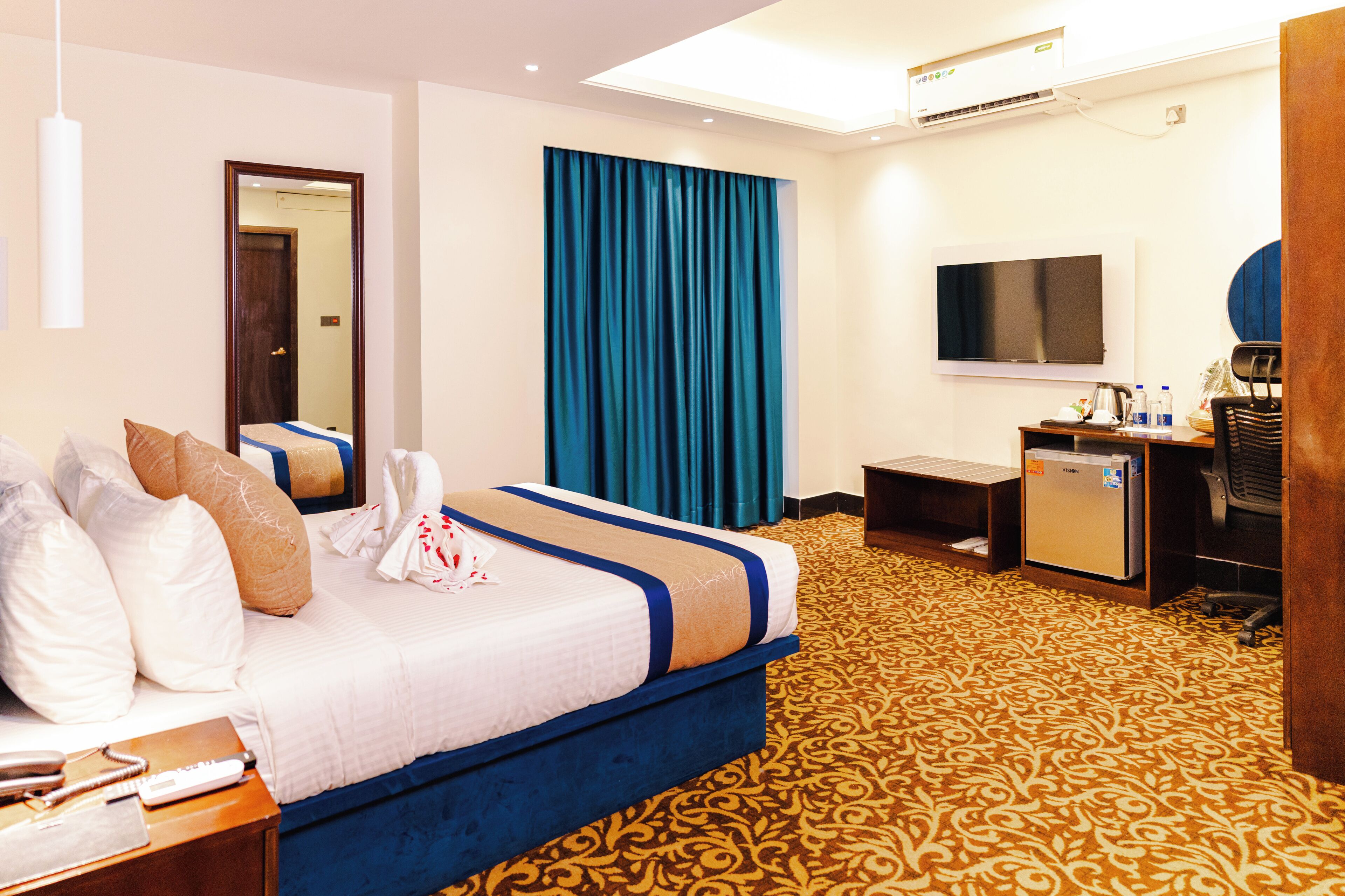 Quarto casal executivo | Cofres nos quartos, escrivaninha, espaço de trabalho para notebook