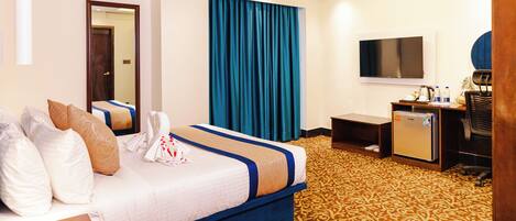 Quarto casal executivo | Cofres nos quartos, escrivaninha, espaço de trabalho para notebook