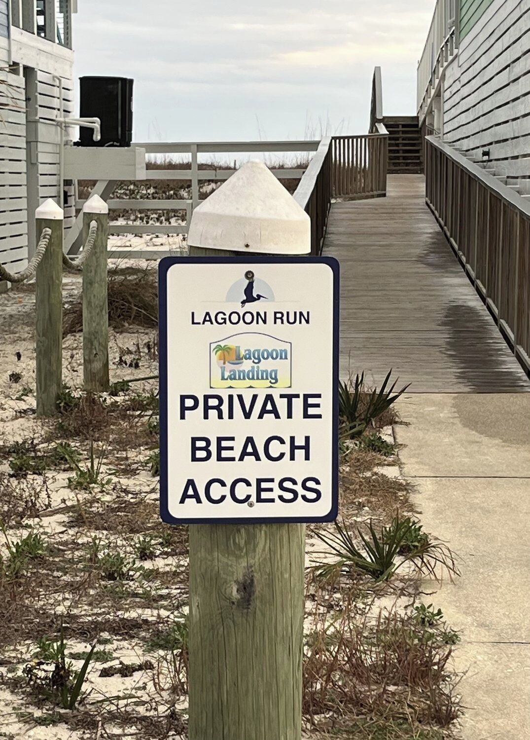 Un panneau indiquant l’accès privé à la plage de Lagoon Landing.