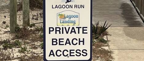 Un panneau indiquant l’accès privé à la plage de Lagoon Landing.