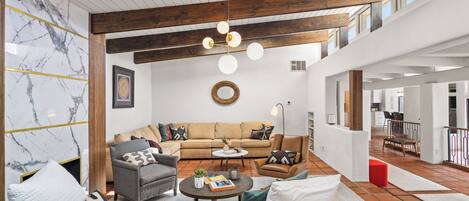 Smart TV, chimenea, reproductor de DVD y libros