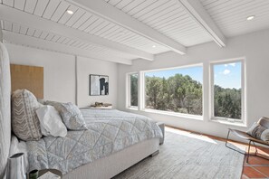 3 soverom, skrivebord, strykejern/-brett og reiseseng for barn