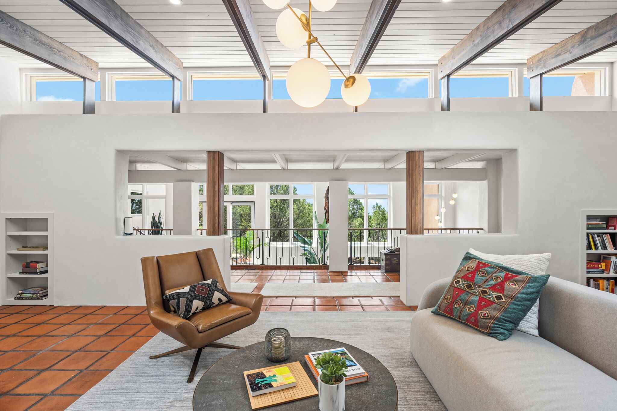 Smart-TV, Kamin, DVD-Player, Bücher