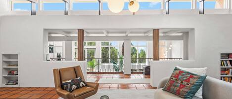 Smart-TV, Kamin, DVD-Player, Bücher