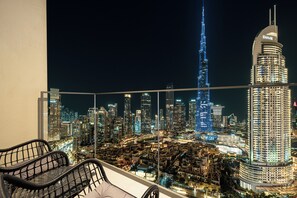 Un balcón con vista a la ciudad, incluyendo el Burj Khalifa y edificios de Emaar.
