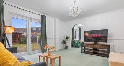 Stylish 4BR Home in Romford with Garden & Parking