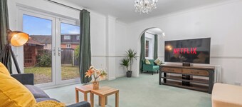 Stylish 4BR Home in Romford with Garden & Parking