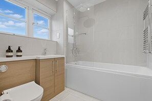 Toallas, jabón, papel de baño 