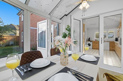Stylish 4BR Home in Romford with Garden & Parking