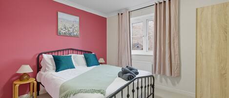 4 bedrooms, WiFi, bed sheets