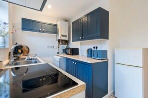 Een koelkast, een magnetron, een oven, een kookplaat