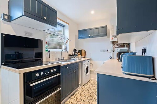 Bath Hideaway | 2BR + Hot Tub