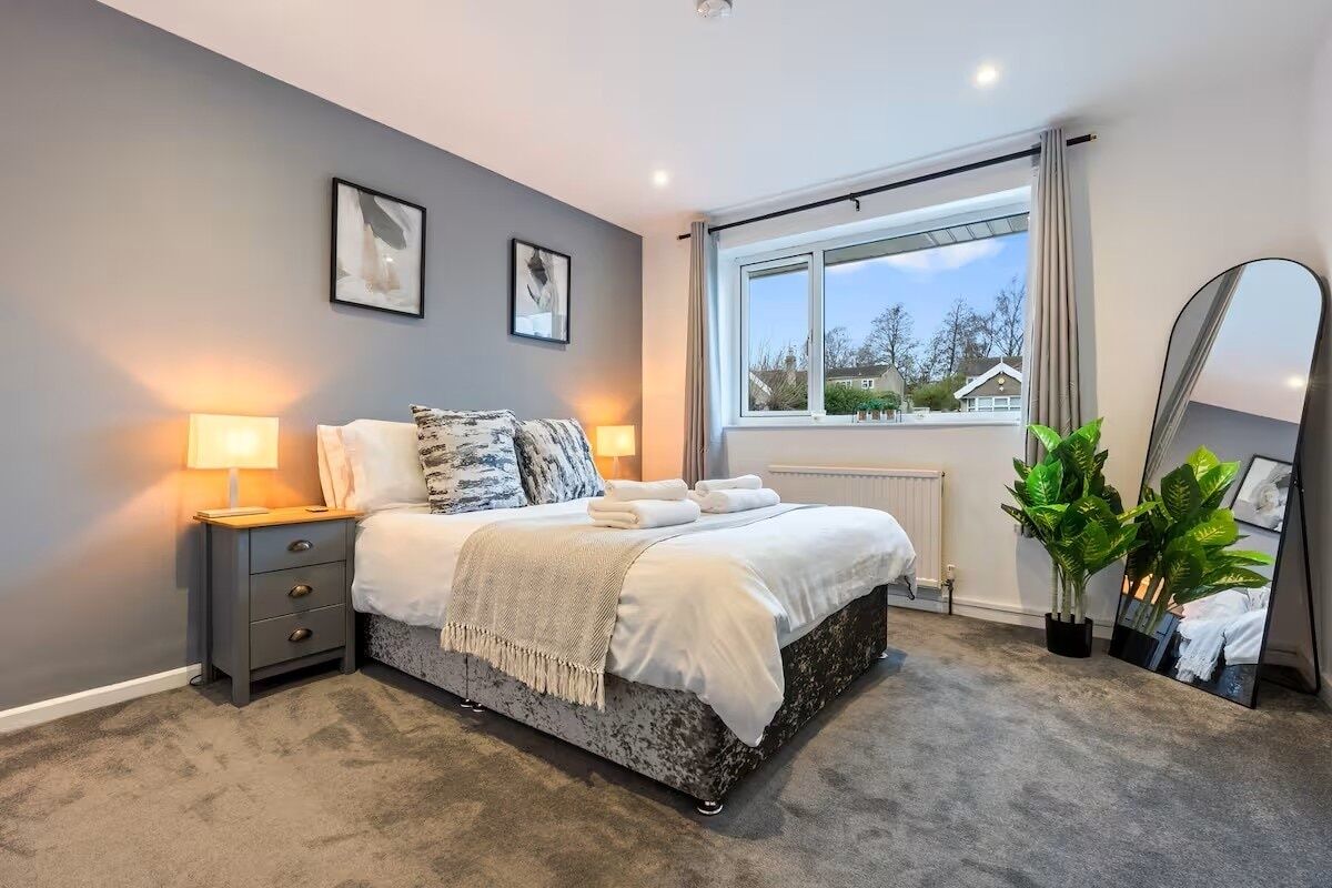 2 bedrooms, iron/ironing board, internet, bed sheets