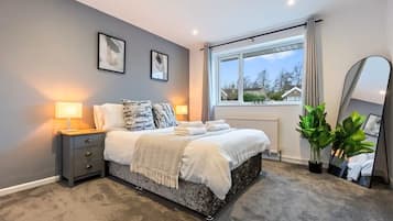 2 slaapkamers, een strijkplank/strijkijzer, internet, beddengoed