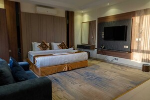 In-room safe, blackout curtains, soundproofing