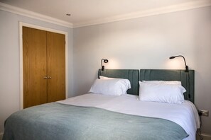 2 quartos, ferros/tábuas de passar roupa, berço de viagem