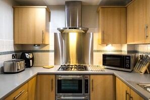 ثلاجة، ميكروويف، فرن، موقد طهي مسطح