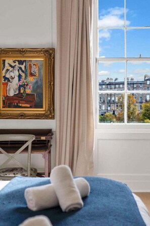 4 bedrooms, desk, iron/ironing board, Internet - GuestReady - Elegant Edinburgh Retreat (Edinburgh)