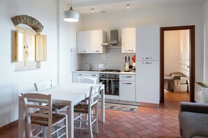 Réfrigérateur, four à micro-ondes, un four, surface de cuisson