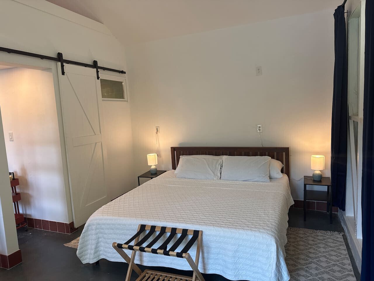 1 bedroom, desk, WiFi