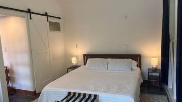 1 bedroom, desk, WiFi