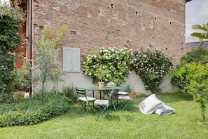 Outdoor dining - Apartment 'Aperegina' with Private Garden and Wi-Fi (Castellinaldo d'Alba)