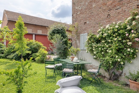 Speisen im Freien. Apartment 'Aperegina' mit privatem Garten und WLAN