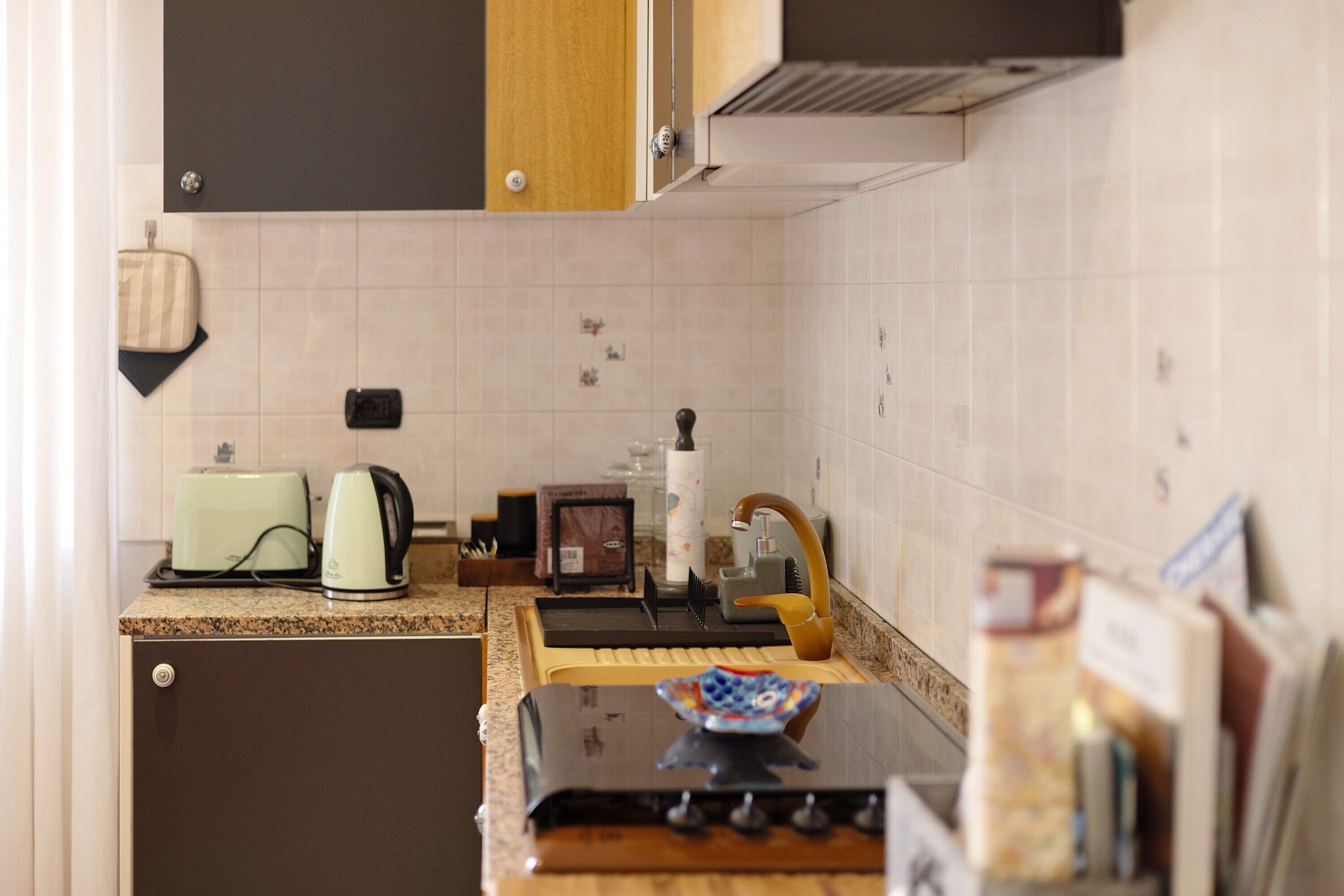 Fridge, oven, stovetop, coffee/tea maker