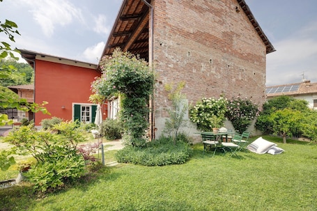 Speisen im Freien. Apartment 'Aperegina' mit privatem Garten und WLAN
