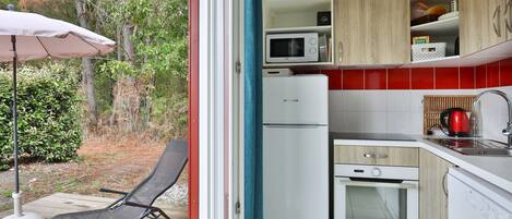 Refrigerador, horno, lavavajillas y cafetera y tetera