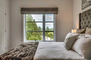 4 quartos, acesso à internet, roupa de cama