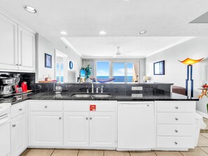 Condo, varias camas (Treasure Island 1102) | Cocina privada | Horno y tostadora 