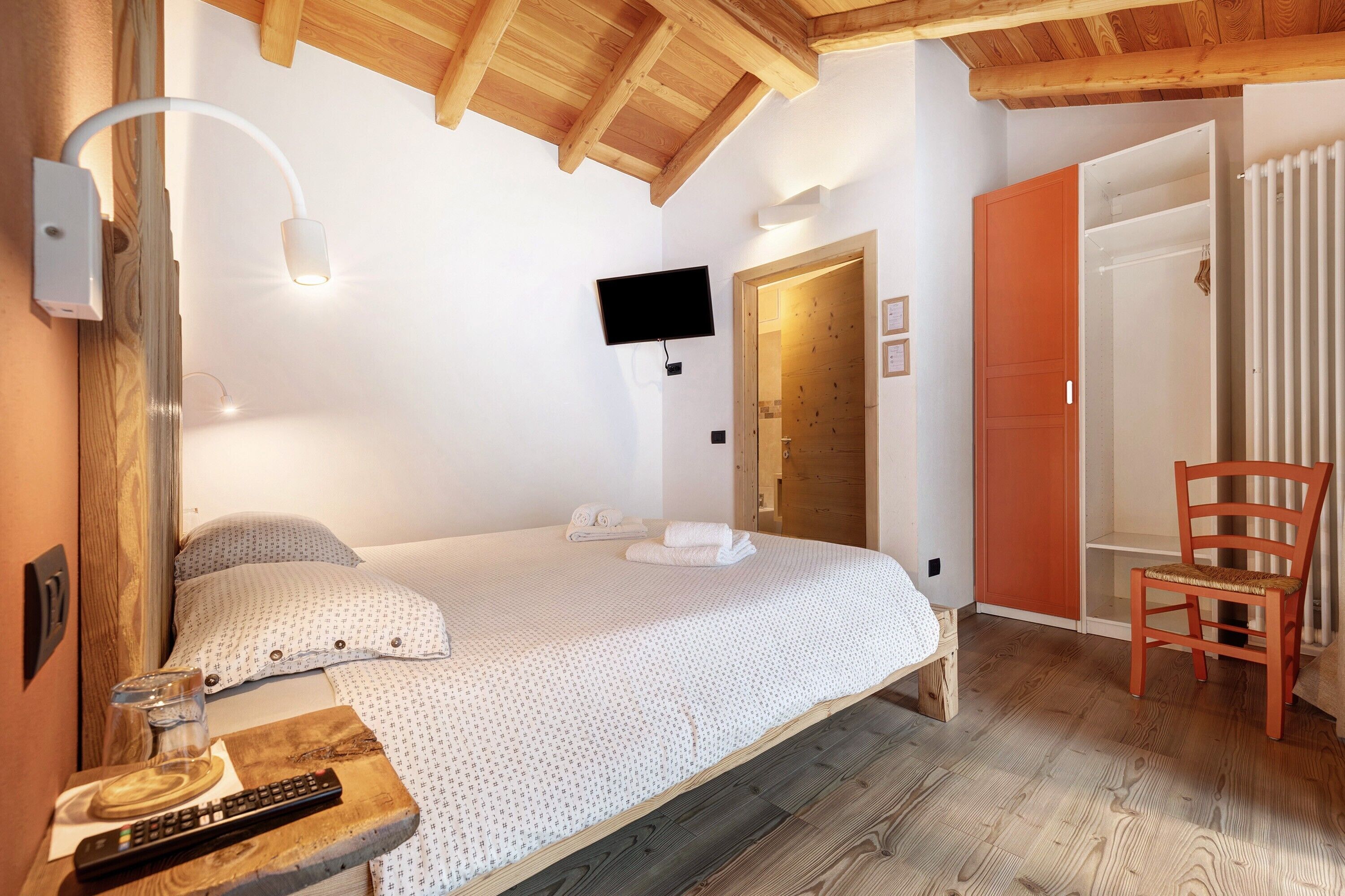 WiFi, bed sheets