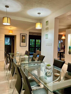 Casa, 6 habitaciones, para fumadores, alberca privada | Comedor