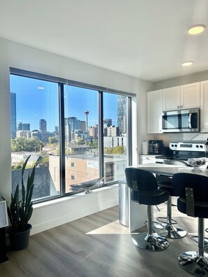 Microondas, horno, parrilla de estufa y lavavajillas