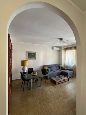 Smart TV, DVD player, books - Centro Lecco [Dante Avenue]: Lake & Mountains (Lecco)