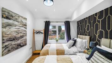 4 bedrooms, iron/ironing board, Internet, bed sheets